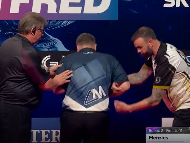 Cameron Menzies moest worden geholpen door Ross Smith.