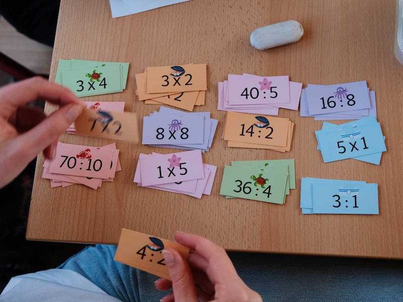 De buddy's helpen kinderen onder meer bij het maken van huiswerk.