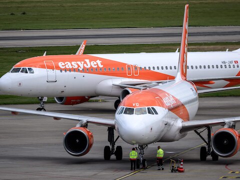 Archiefbeeld. Tweet toestellen van EasyJet op de luchthaven van Genève, Zwitserland. (06/08/26) 