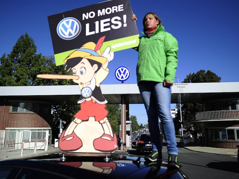 Protest voor de poorten van Volkswagen in Wolfsburg, Duitsland