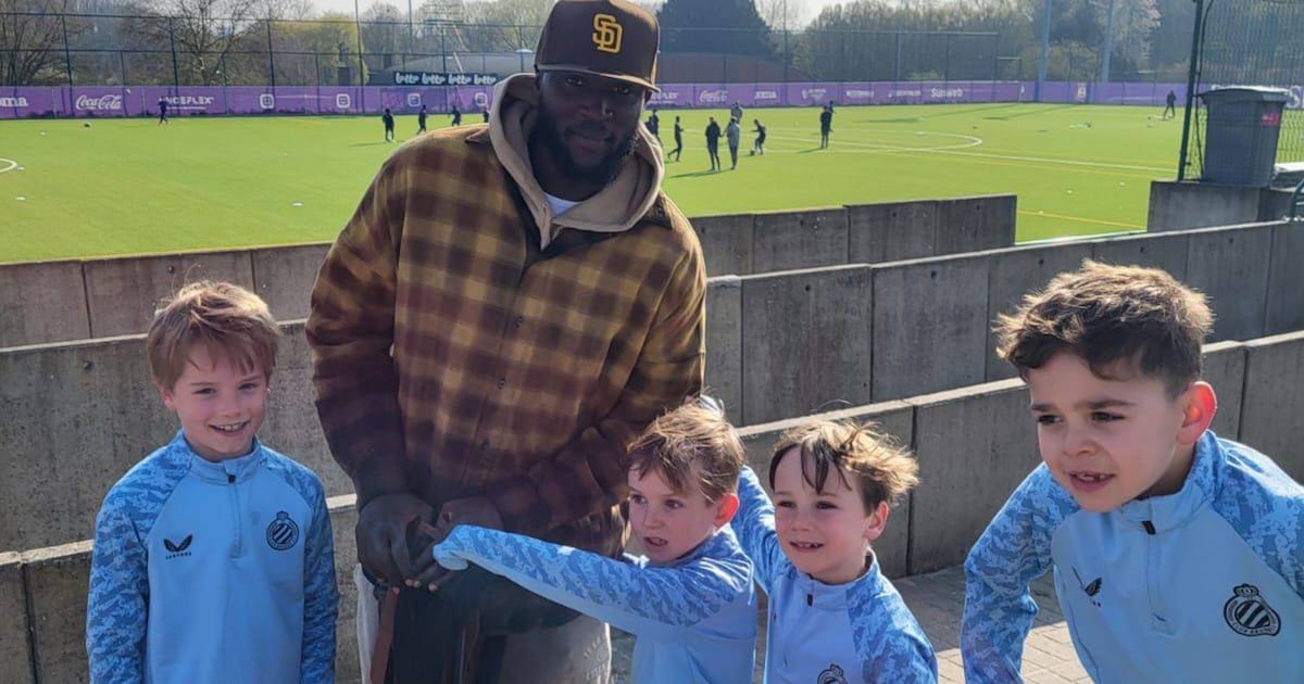 Romelu Lukaku bezoekt meteen na match Napoli oefencomplex van Anderlecht om zoon Romeo aan te moedig