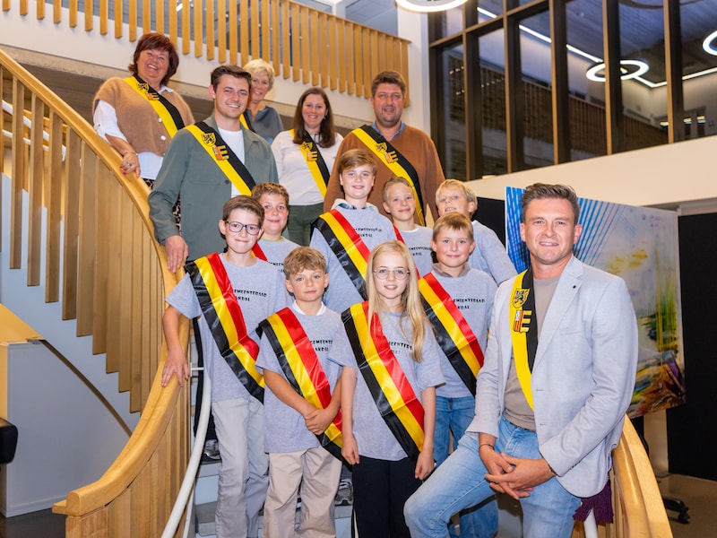 De nieuwe kindergemeenteraad met het gemeentebestuur van Laakdal.