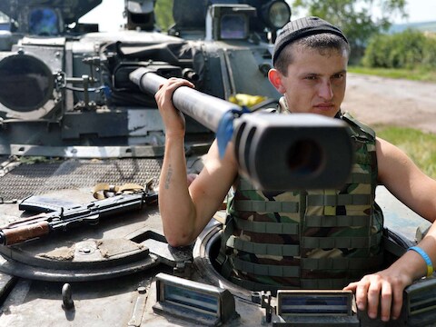 Een Oekraïense soldaat nabij een checkpoint in Konstantinovka, ongeveer 50 kilometer van Donetsk.