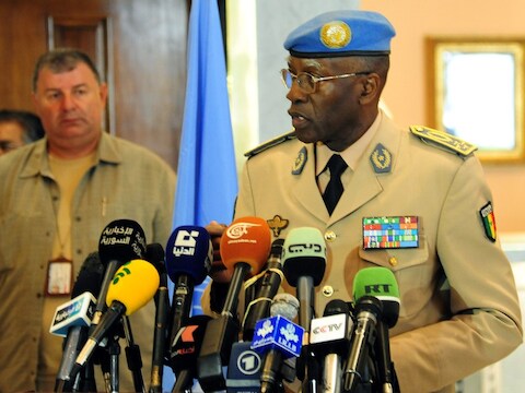 Het konvooi van waarnemer Babacar Gaye (r.) werd aangevallen.