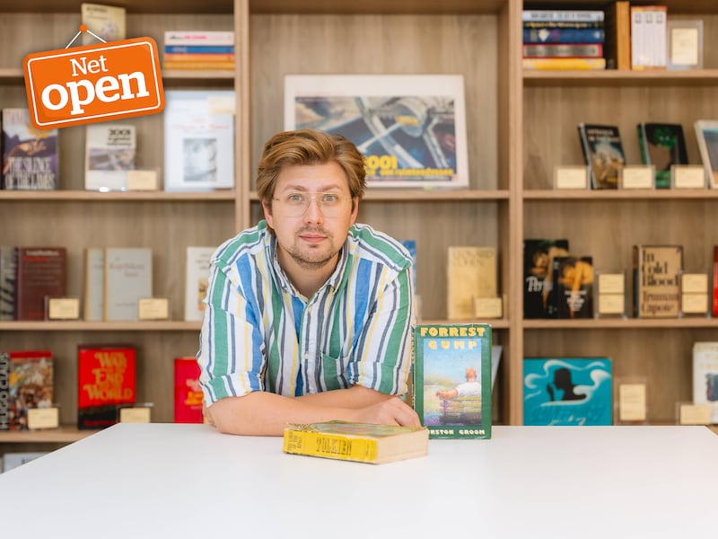 NET OPEN. Verzamelaar Michiel (32) opent galerij vol muziek- en filmposters: “Toen ik die vrouw dat kon geven, heeft ze een halfuur staan wenen”