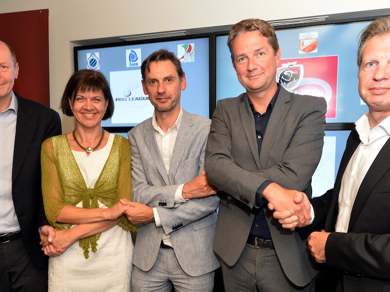 Patrick Blocry (VOO), Ann Caluwaerts (Telenet), Ludwig Sneyers (CEO Pro League), Michel Dupont (voorzitter Pro League) en Phillip Vandervoort (Belgacom).
