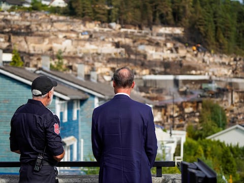 Kroonprins Haakon van Noorwegen bezocht Krokstadelva na de brand. (19/07/26) 