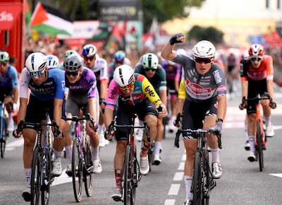 Jasper Philipsen snelt in Zaragoza naar tweede ritzege, Viviani gediskwalificeerd