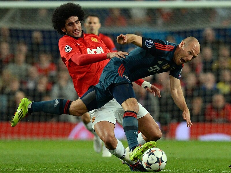 Fellaini in een stevig duel met Arjen Robben.