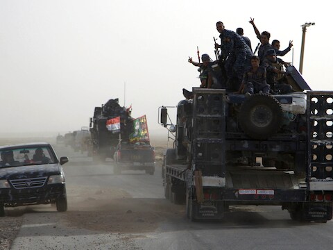 Iraakse soldaten op weg naar de basis in Qayyarah om daarna Mosoel te veroveren op IS.