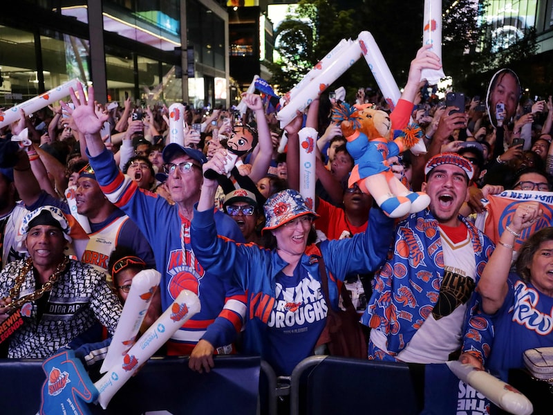 Waarom in New York niemand wakker ligt van het WK voetbal: New York Knicks ruiken eerste NBA-titel in 53 jaar en Donald Trump supportert mee