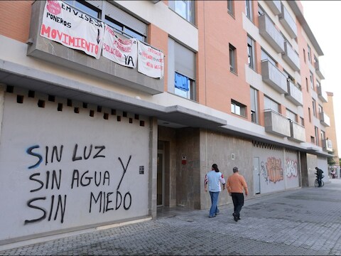 Op deze appartementsblok in Sevilla staat "geen licht, geen water, geen angst" geschreven.