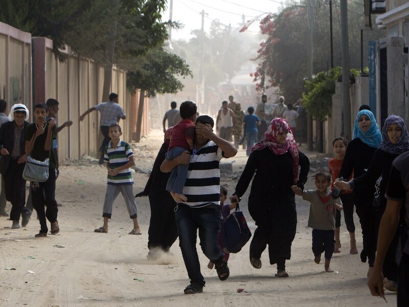 Palestijnen verlaten hun wijk om een veiligere plek te vinden vanwege de Israëlische bombardementen.