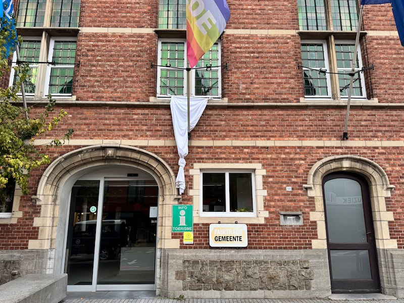 Aan het gemeentehuis van Malle hangt een wit doek met een knoop erin als symbool voor de Internationale Dag van Verzet tegen Armoede