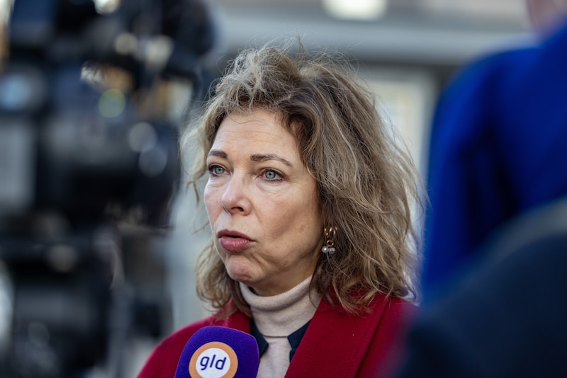 Burgemeester Celine Blom staat de pers te woord na een nazorgbijeenkomst van de gemeente Nunspeet samen met Slachtofferhulp voor de omstanders van het ongeval dat in de gemeente plaatsvond.