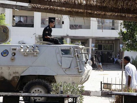 Egyptische militairen bewaken het ziekenhuis in al-ARish waar de lichamen van de soldaten liggen die zondag aangevallen werden.