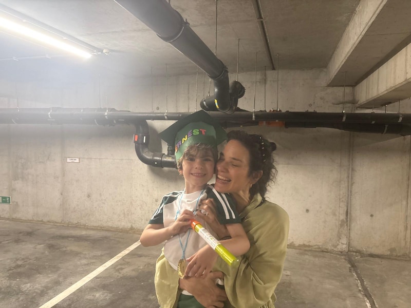 Isolde Van den Eynde en zoontje Ernest die zijn kleuterproclamatie in de ondergrondse parkeergarage vierde.