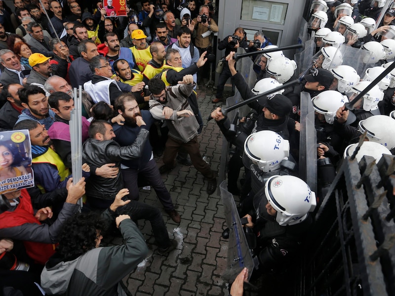 De Turkse politie grijpt in tegen demonstranten tijdens een betoging in Istanboel op 13 oktober.