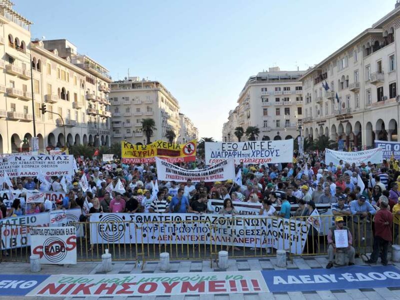 Vrijdag werd in Thessaloniki massaal geprotesteerd tegen besparingsmaatregelen van de regering en het ontslag van duiezenden ambtenaren.