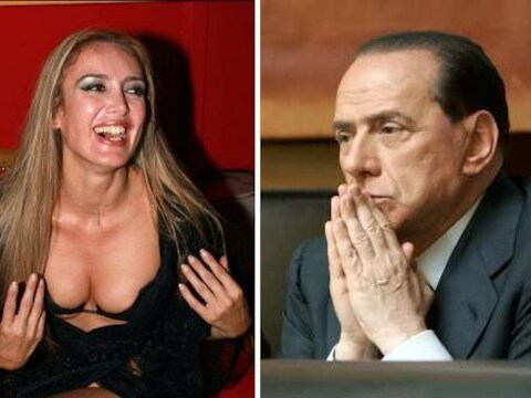 Callgirl Patrizia D'Addario beweert dat ze een nachtje met Berlusconi heeft doorgebracht en wil dat op de Rai komen vertellen.