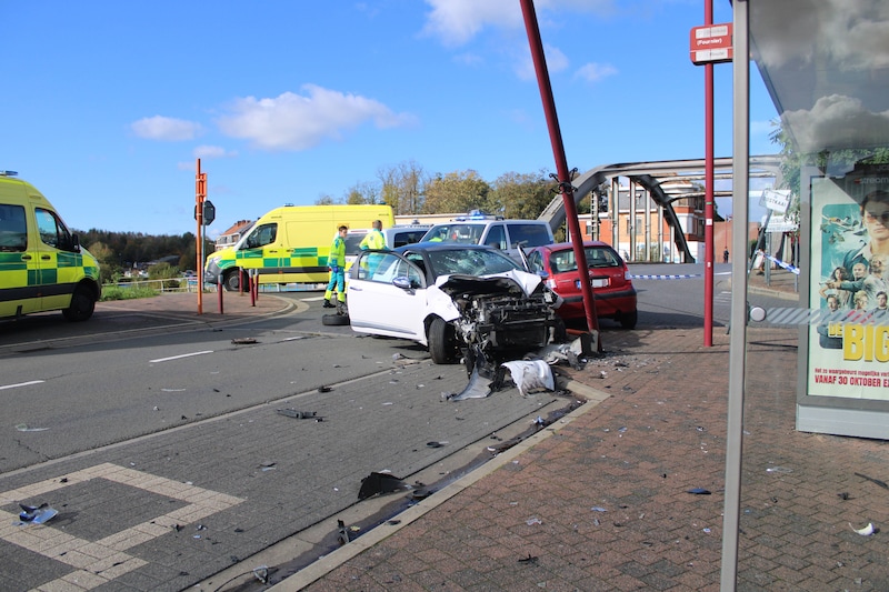 Brokstukken liggen verspreid op straat na de zware botsing op de Barakken in Menen.