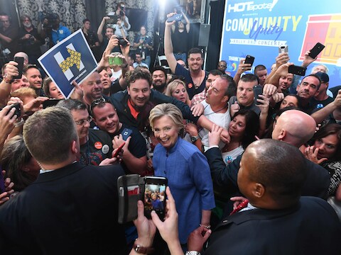 De Democratische presidentskandidate Hillary Clinton poseert zondag met aanhangers voor een foto.