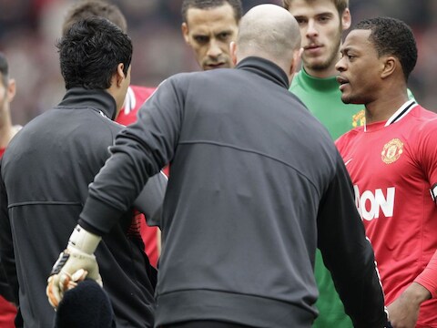 Voor Manchester United - Liverpool weigerde Suarez onlangs om Evra de hand te schudden.