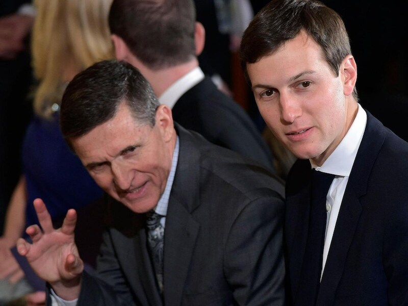 Michael Flynn (links) en Jared Kushner (rechts) ontmoetten de Russische diplomaat in de Trump Tower "om een communicatielijn te leggen", zo stelt het Witte Huis.