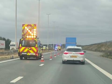 Na het ongeval op de E19 in Brecht richting Antwerpen was de linkerrijstrook donderdagochtend een tijdlang versperd.