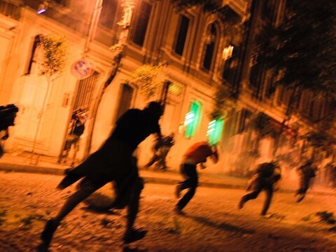 Demonstranten in Istanbul worden zondagavond verjaagd door de politie.