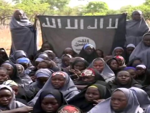 Een beeld uit de video waarop 130 meisjes in conservatieve islamitische kleding te zien zijn. De video zou afkomstig zijn van Boko Haram en de ontvoerde scholieren tonen.
