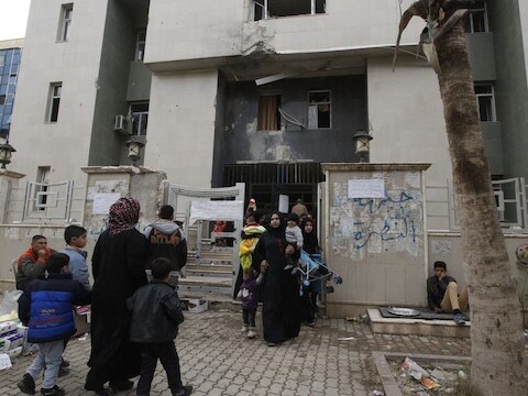 Ouders in de Syrische stad Raqqa leveren hun kinderen af voor een poliovaccinatie, een van de onderdelen van het hulpprogramma.