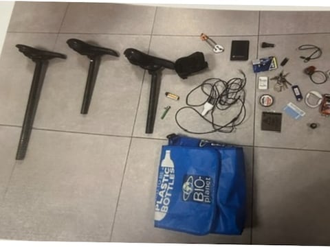 Bij de controle troffen de politieagenten onder andere een aantal fietszadels aan.
