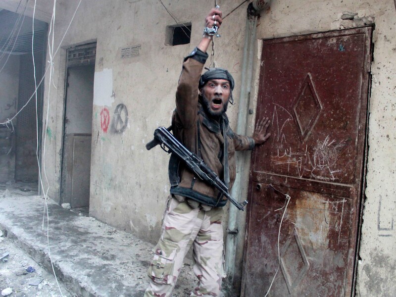 Een strijder van het Vrije Syrische Leger in Aleppo.