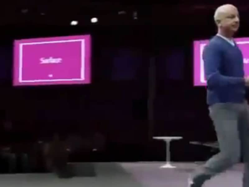 Steven Sinofsky haalt snel een reserve-exemplaar van de Surface tijdens de presentatie.