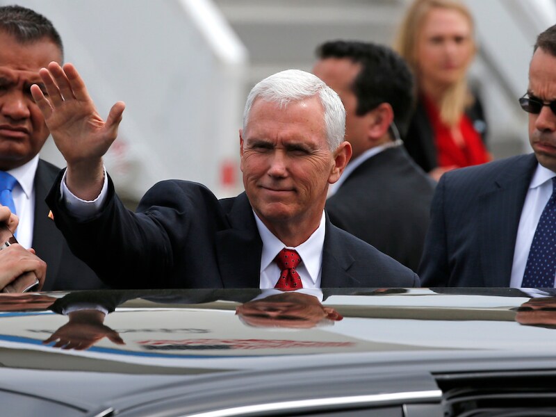 Vicepresident Mike Pence bij zijn aankomst vandaag op een Amerikaanse militaire basis in Japan.