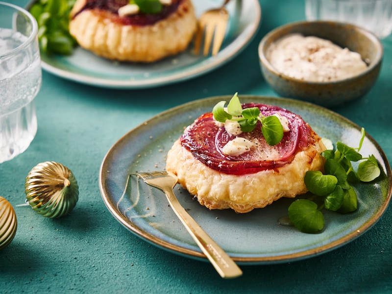 Knapperig begin, smeuïge verrassing: hartige mini-tarte-tatins met geitenkaas