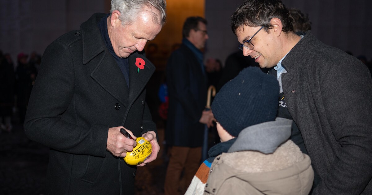 Lewis (8) krijgt handtekening van All Blacks legende Sean Fitzpatrick ...