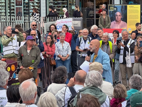 Klimaatactivist en filmmaker Nic Balthazar sprak de aanwezigen toe tijdens de bijeenkomst.