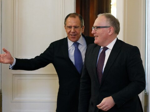 Sergei Lavrov (L) en Frans Timmermans