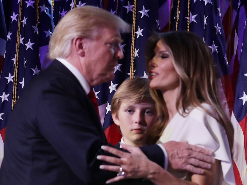 Barron Trump tussen zijn ouders Donald en Melania.