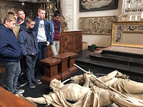 De werkgroep somde de merkwaardige gebouwen, objecten en historische ankerpunten op. Archiefbeeld van scholieren die de Sint-Bertinuskerk bezoeken. 