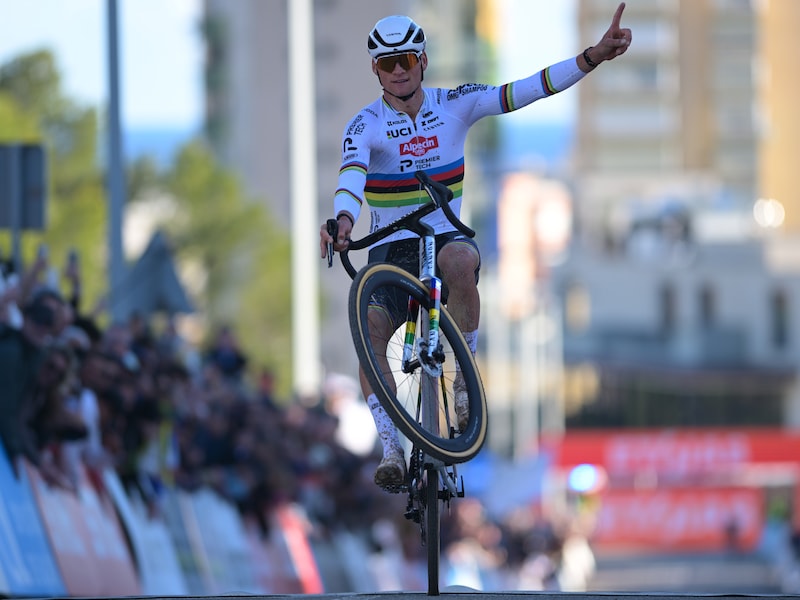 10 op 10: oppermachtige Mathieu van der Poel duldt ook in Benidorm geen tegenstand, Thibau Nys kroont zich tot ‘best of the rest’