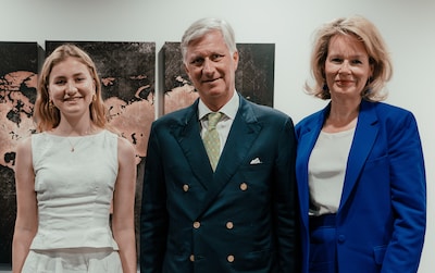 Koning Filip en koningin Mathilde aangekomen in VS voor diploma-uitreiking van Elisabeth: “Ze hebben zich aangemeld voor elke activiteit”