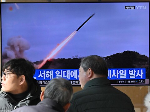 De raketlanceringen werden in Noord-Korea op het tv-scherm getoond.