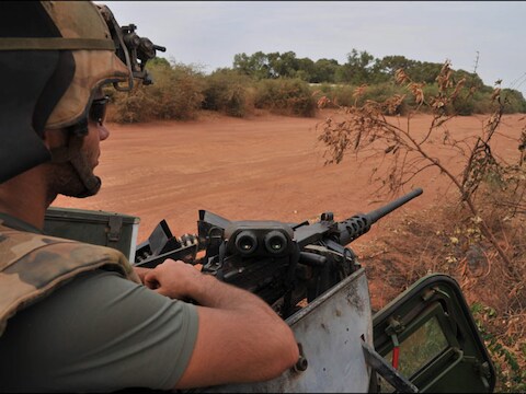 Franse soldaten controleren de toegangswegen naar de luchthaven van Timboektoe.