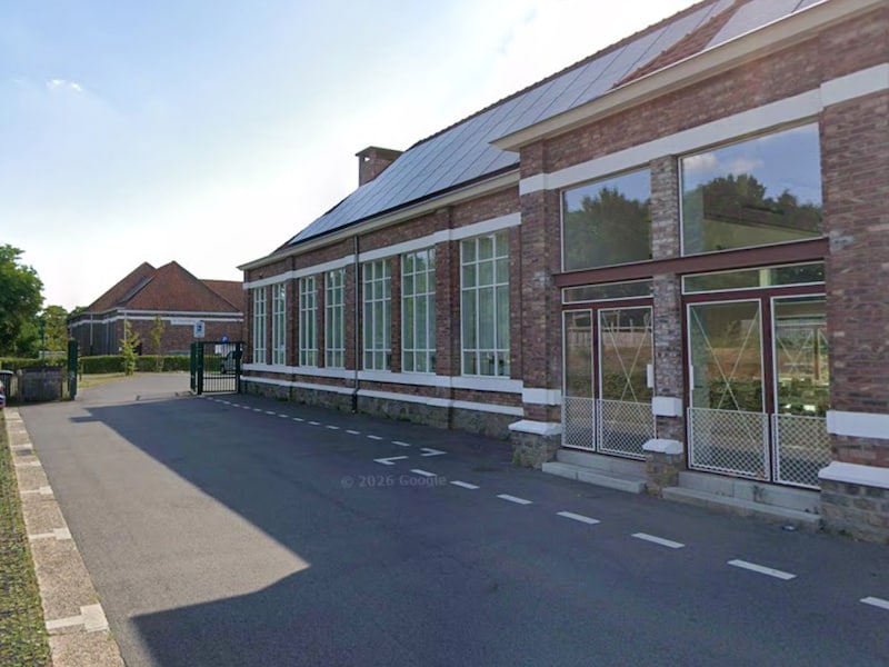 Op het terrein aan de Lucien Londotstraat 3A staan een oud industriegebouw en twee loodsen. Die zijn in slechte staat en moeten worden afgebroken. Daarom wil de stad de grond verkopen om er zo een mooie, nieuwe toekomst aan te geven. (ter illustratie)