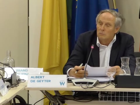 Burgemeester Albert De Geyter verdedigde zijn beleid in de gemeenteraad. 