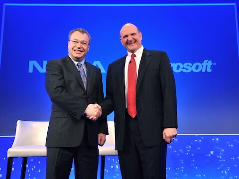 Stephen Elop (L) en Steve Ballmer (R) geven elkaar een stevige handdruk.