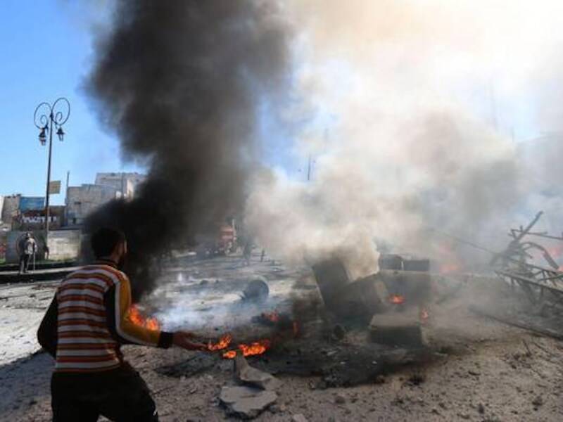 Een rookpluim stijgt op na een vatenbom, ingezet door het regeringsleger op 5 maart in de wijk Qadi Askar in Aleppo.